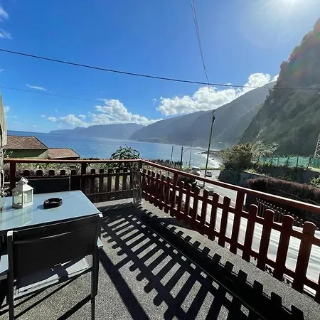 Cozy With Ocean View Alpstuga Seixal (Madeira)